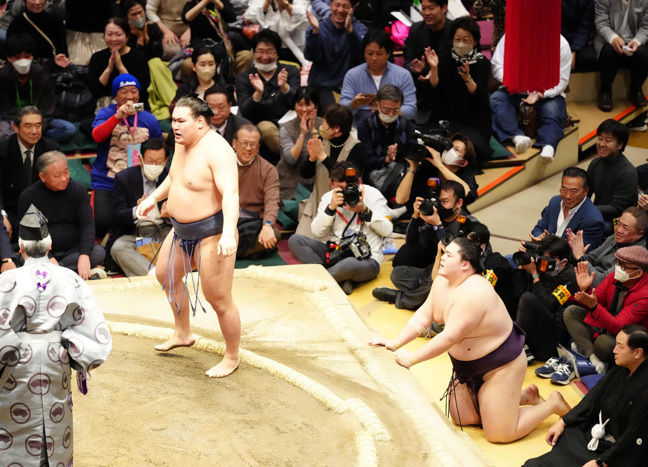 優勝決定ともえ戦　王鵬（右）を寄り倒しで破り、優勝を決めた豊昇龍（撮影・江口和貴）