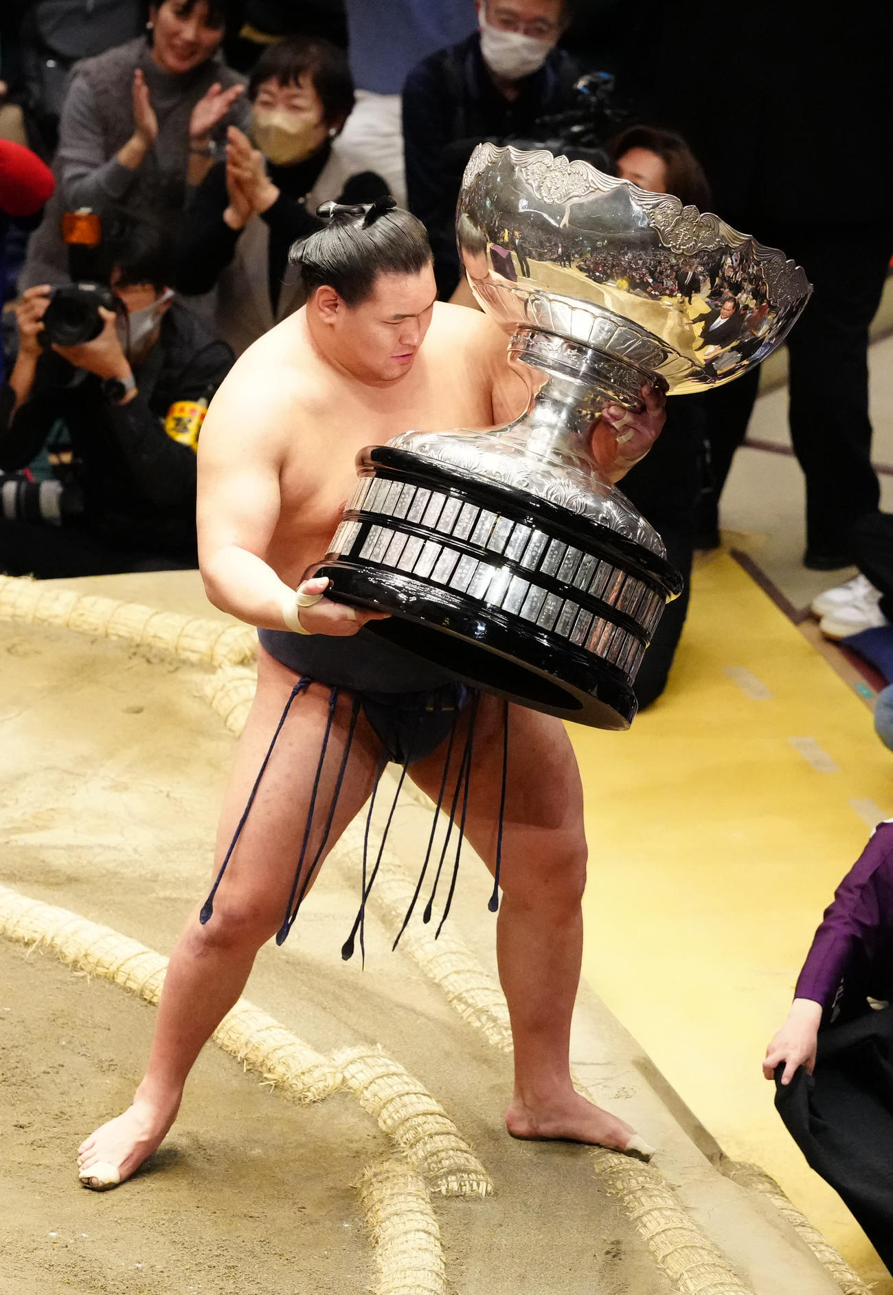 内閣総理大臣賞トロフィーを受け取った豊昇龍（撮影・江口和貴）