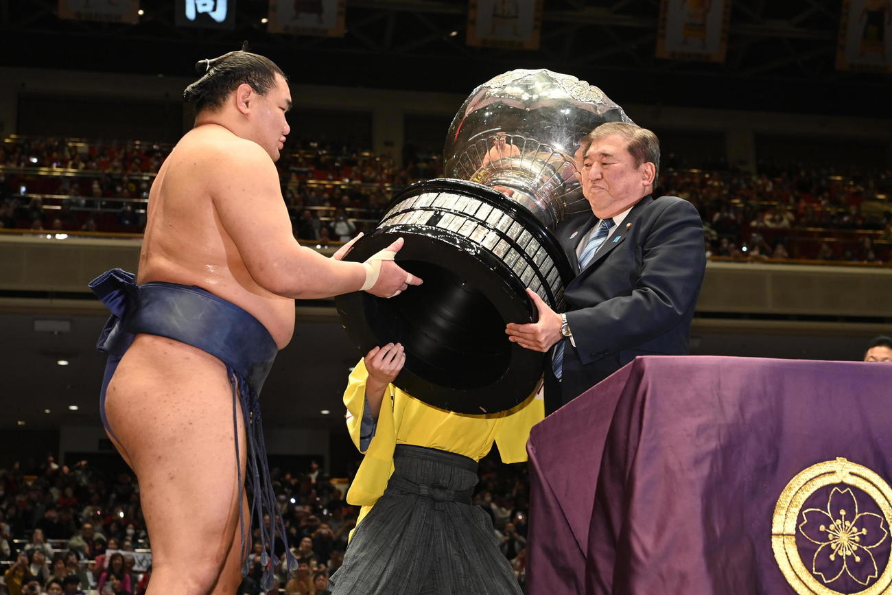 優勝した豊昇龍に内閣総理大臣杯を授与する石破首相（代表撮影）