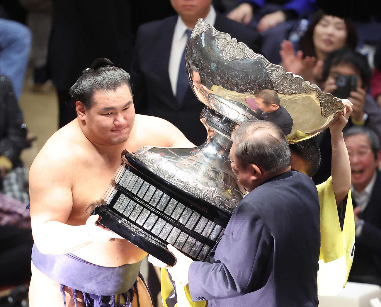 石破首相（右）から内閣総理大臣杯を受け取る豊昇龍（撮影・河田真司）