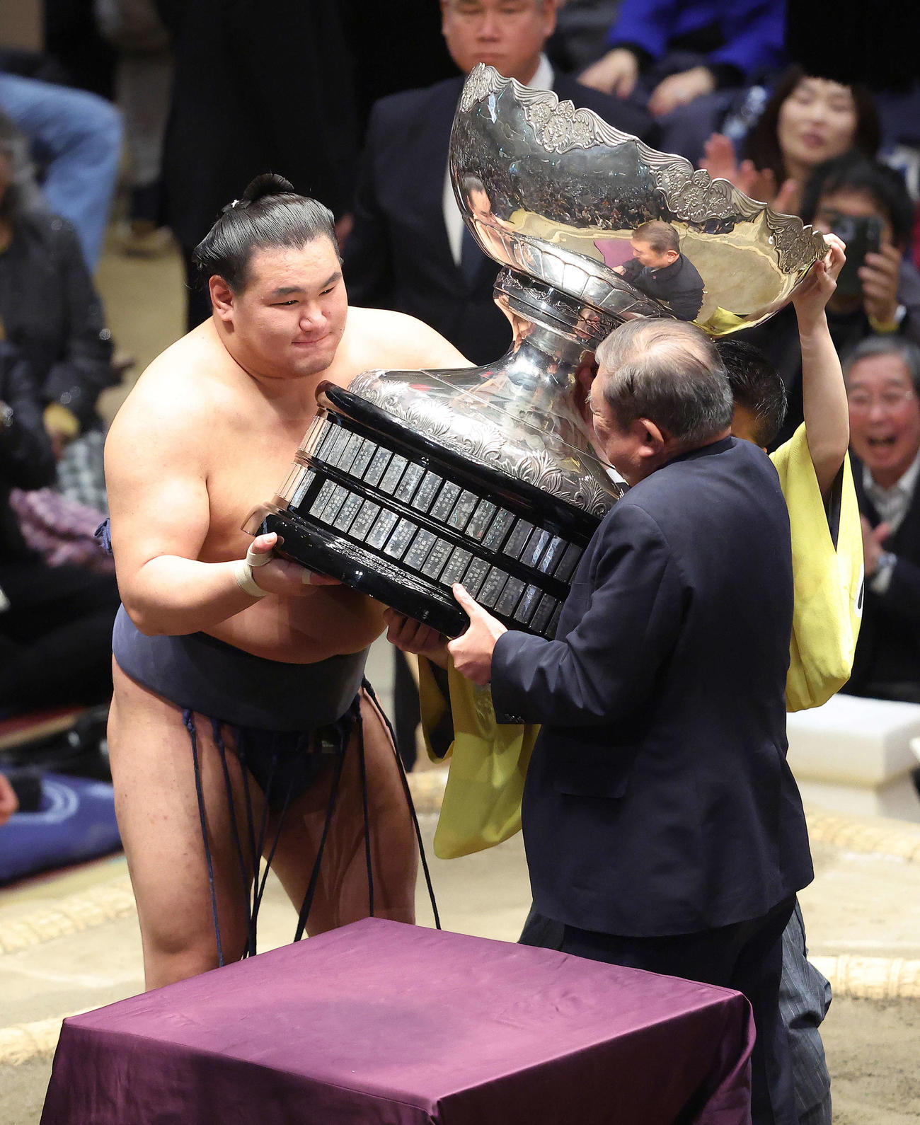 石破首相（右）から内閣総理大臣杯を受け取る豊昇龍（撮影・河田真司）