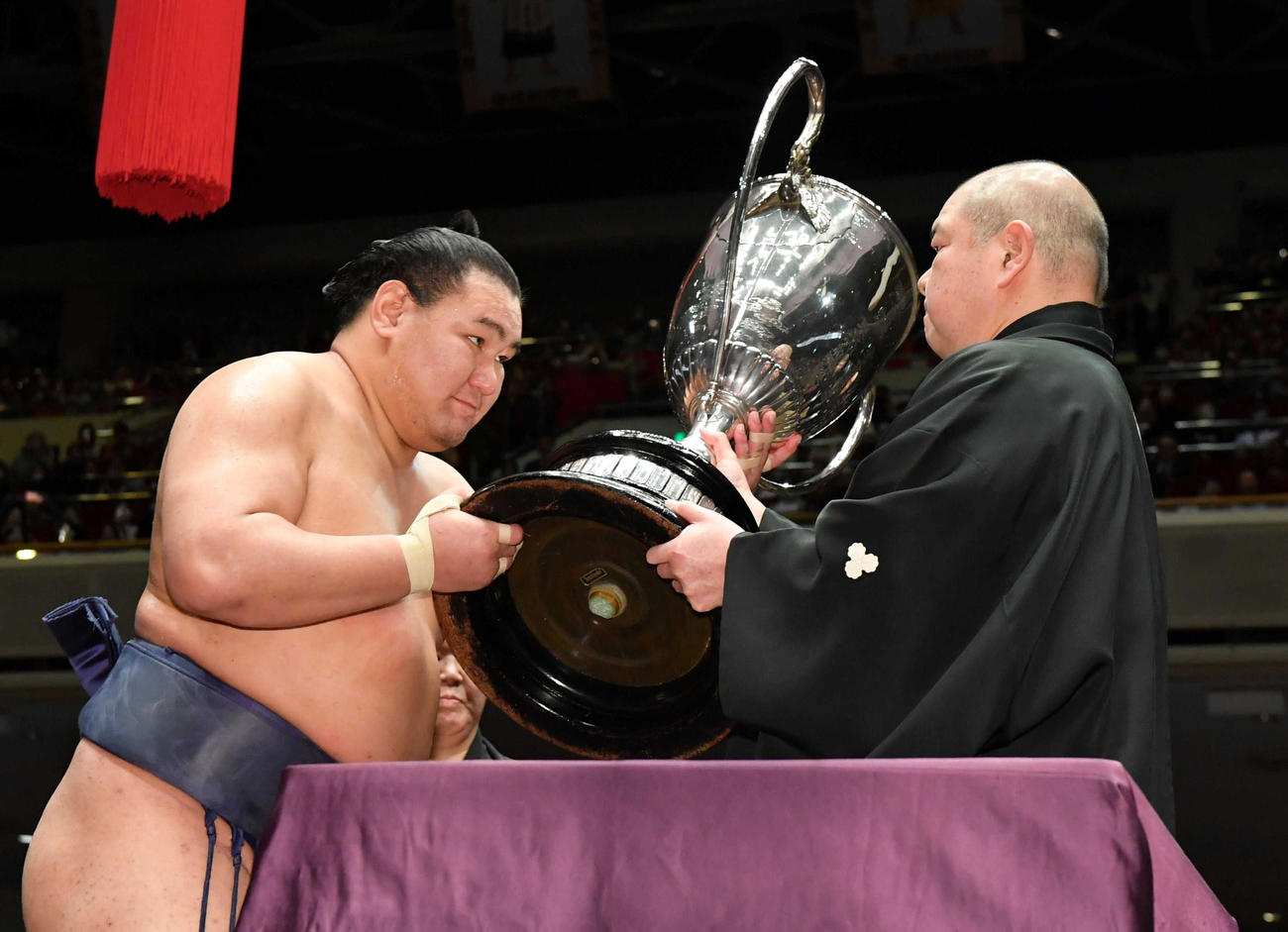 八角理事長（右）から優勝賜盃を授与される大関豊昇龍（代表撮影）