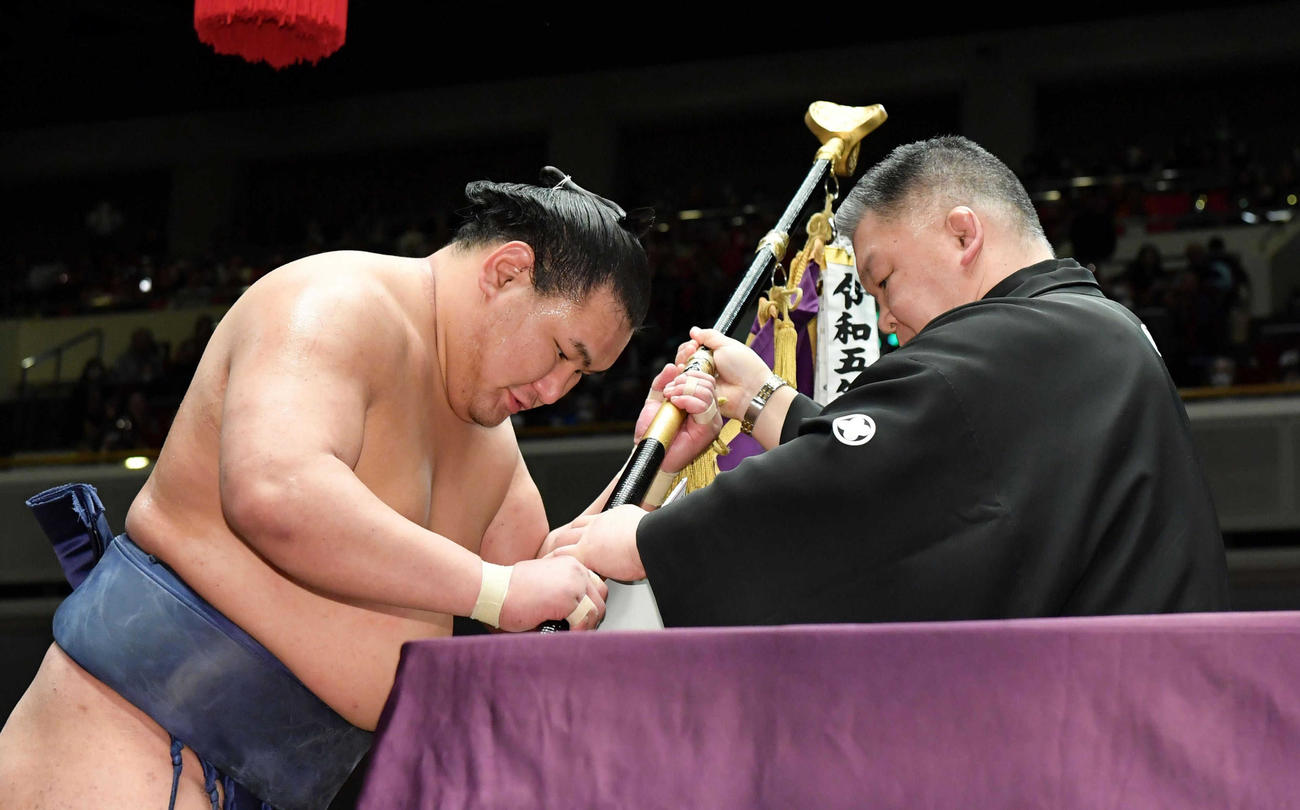 高田川親方（右）から優勝旗を授与される大関豊昇龍（代表撮影）