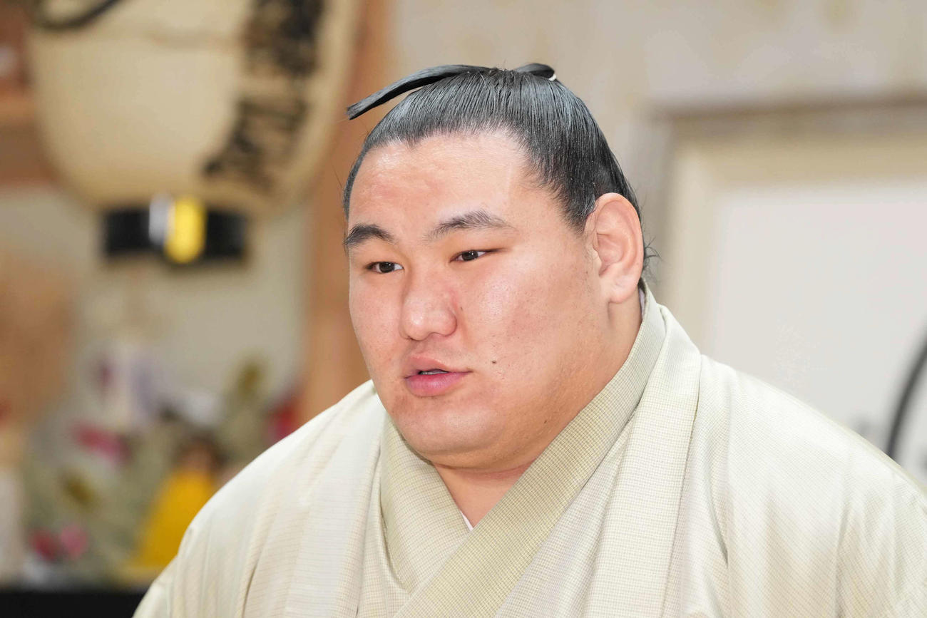 一夜明け会見に臨む豊昇龍（撮影・小沢裕）