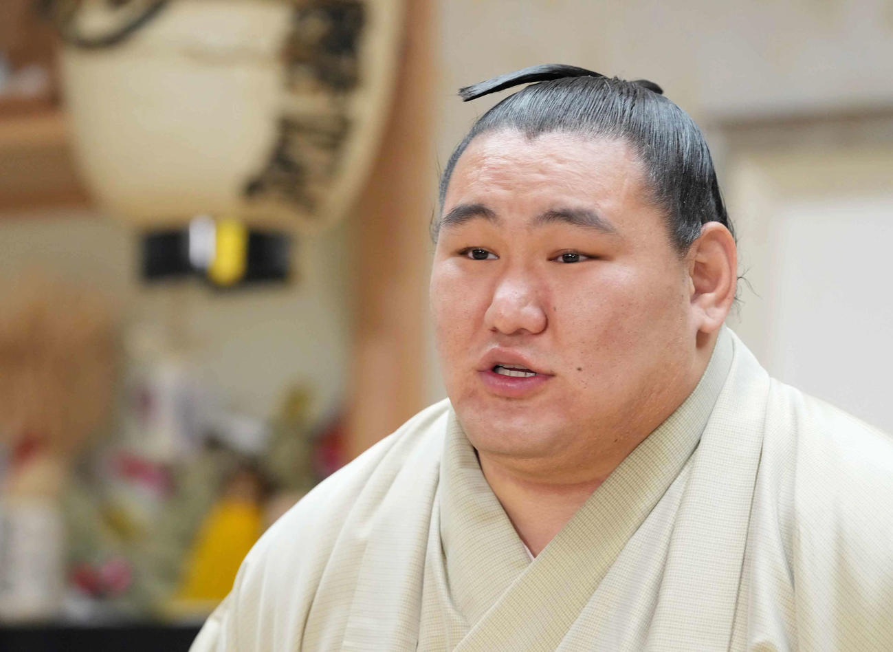 一夜明け会見に臨む豊昇龍（撮影・小沢裕）