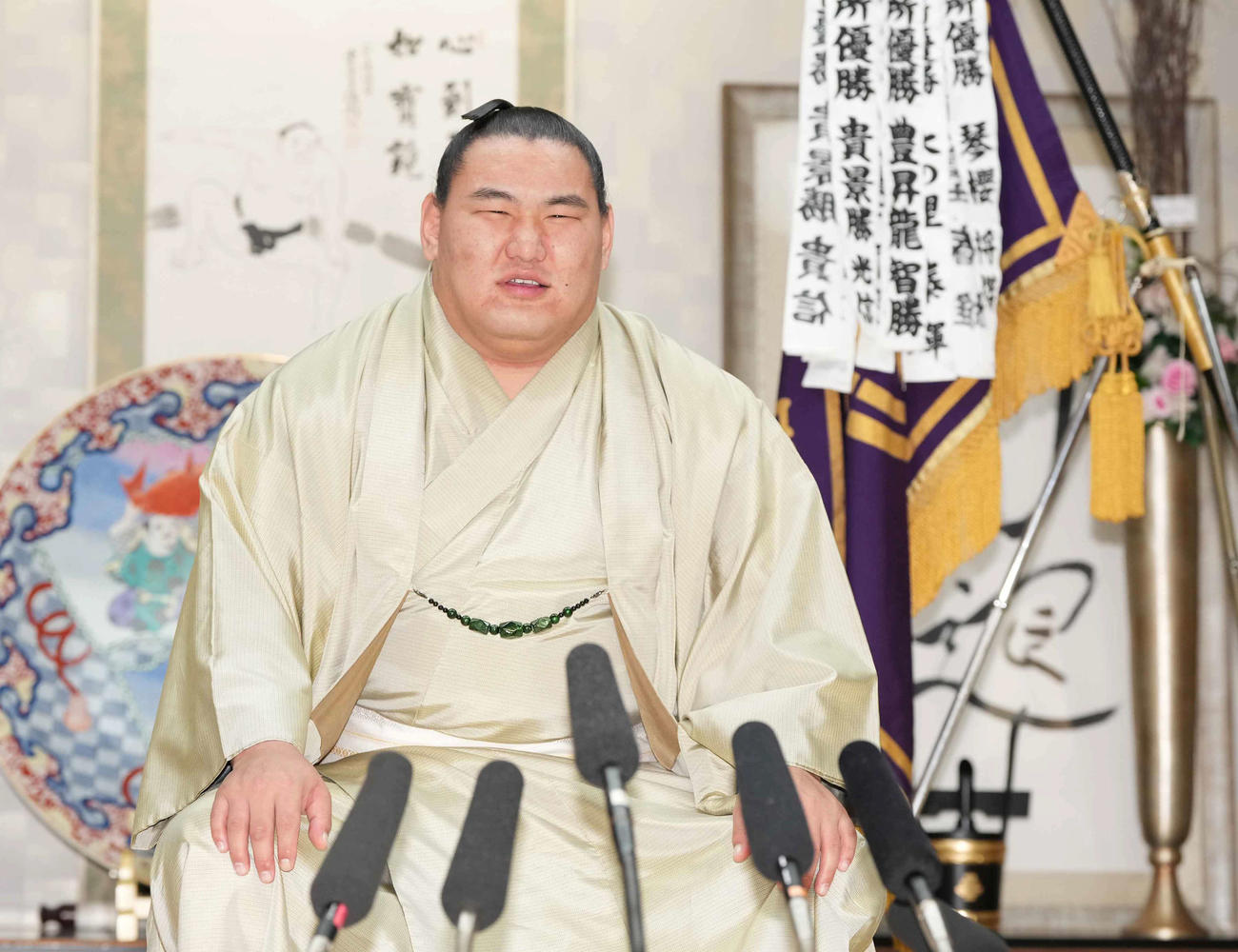 一夜明け会見に臨む豊昇龍（撮影・小沢裕）