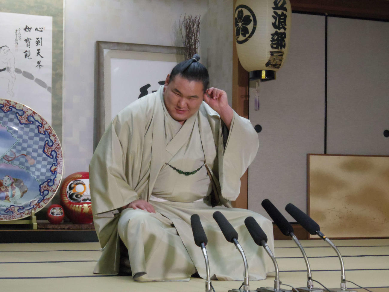 横審による推挙が決まり、照れた表情をみせる豊昇龍（撮影・奥岡幹浩）
