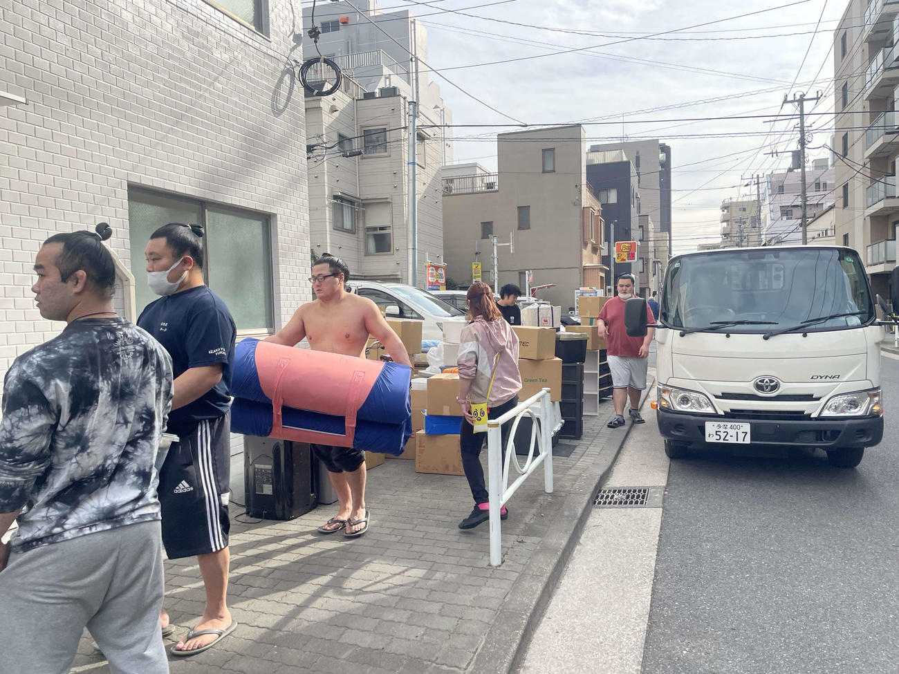 1月にもかかわらず上半身裸で引っ越し作業をする幕下の長内ら高砂部屋の力士たち（撮影・奥岡幹浩）