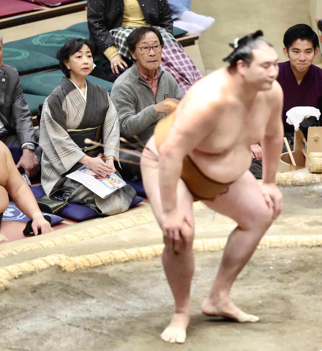 大相撲初場所　千秋楽　川上麻衣子と大相撲観戦する武田鉄矢（2025年1月26日撮影）