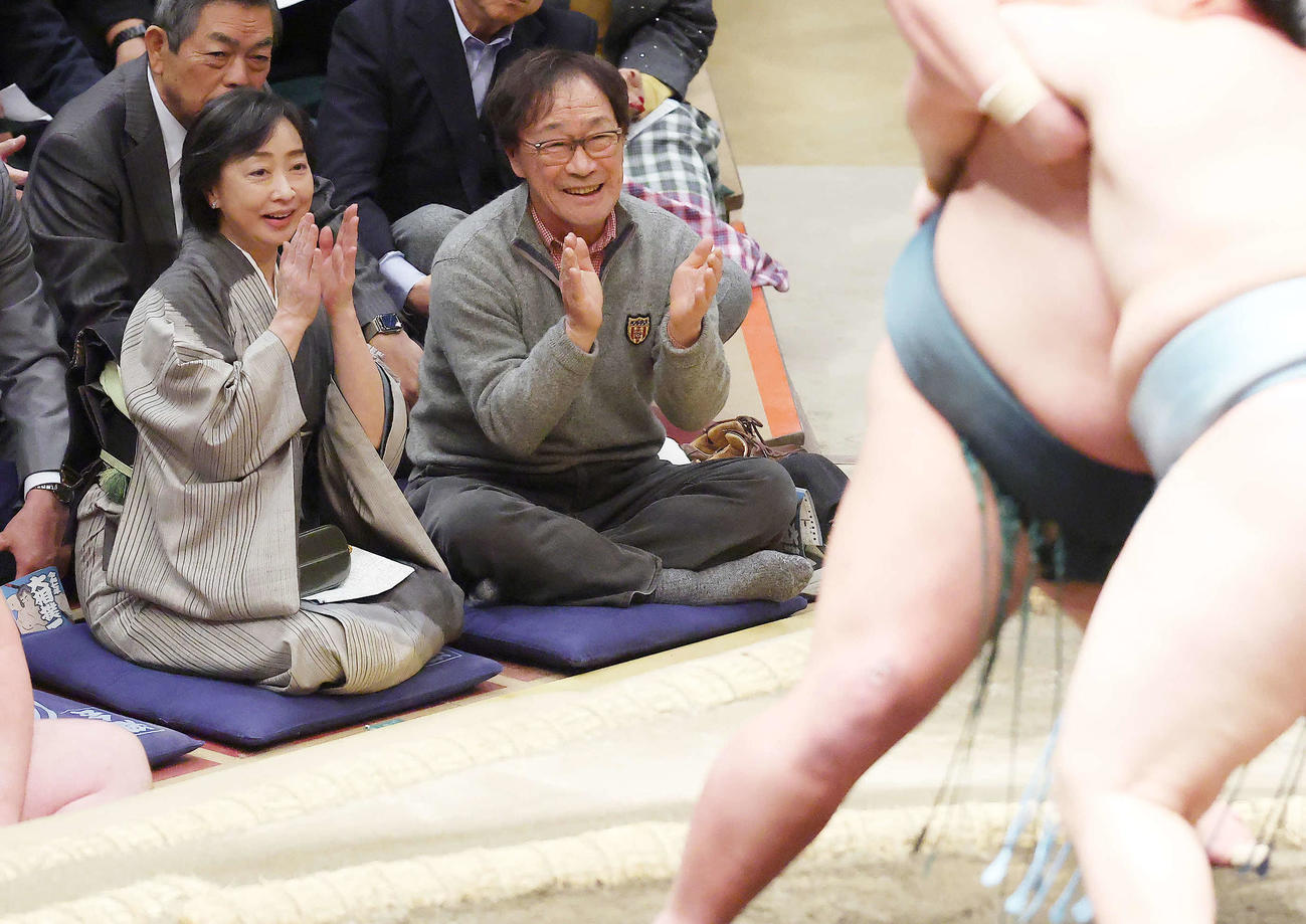大相撲初場所　千秋楽　大相撲観戦する川上麻衣子（左）と武田鉄矢（2025年1月26日撮影）