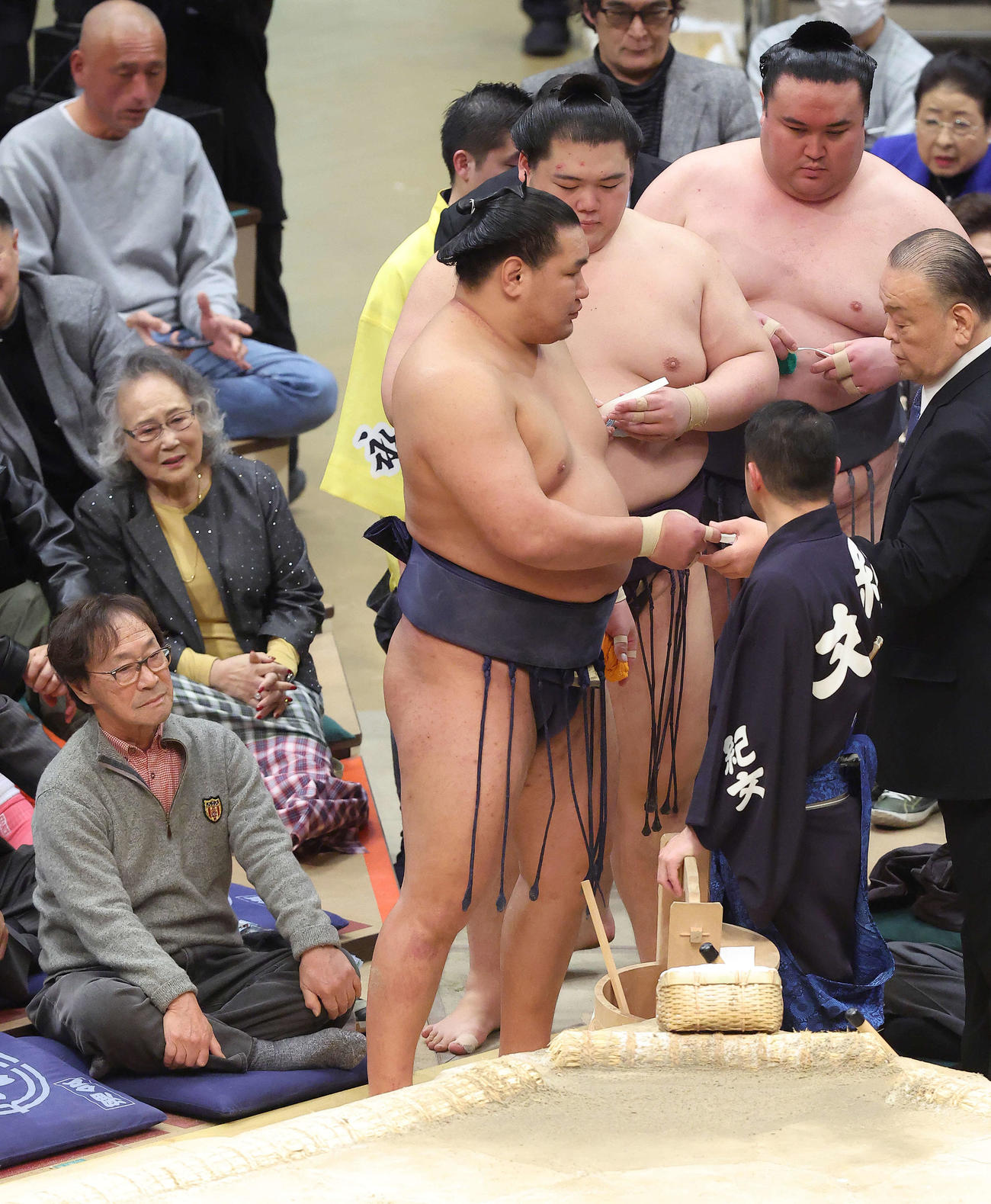 大相撲初場所　千秋楽　優勝決定戦のくじ引きが行われる。左下は武田鉄矢（2025年1月26日撮影）