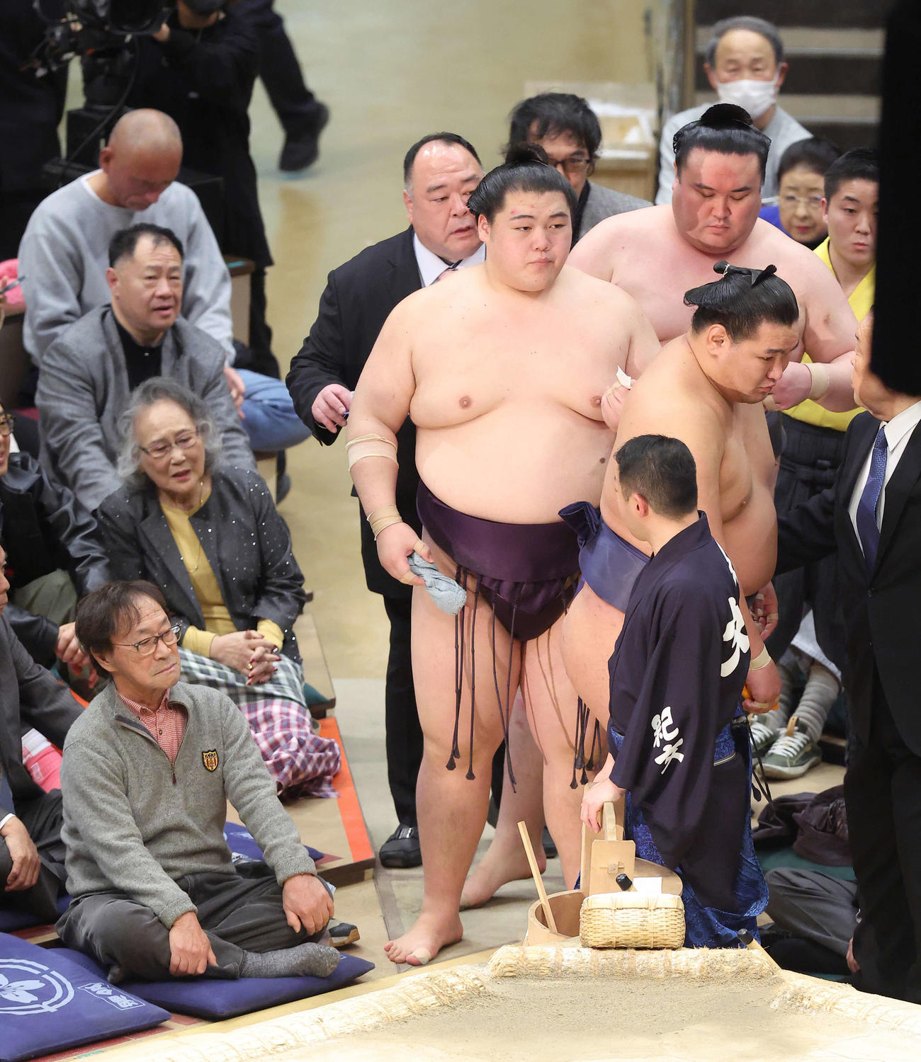 大相撲初場所　千秋楽　優勝決定戦のくじ引きに王鵬（中央）ら。左下は武田鉄矢（2025年1月26日撮影）