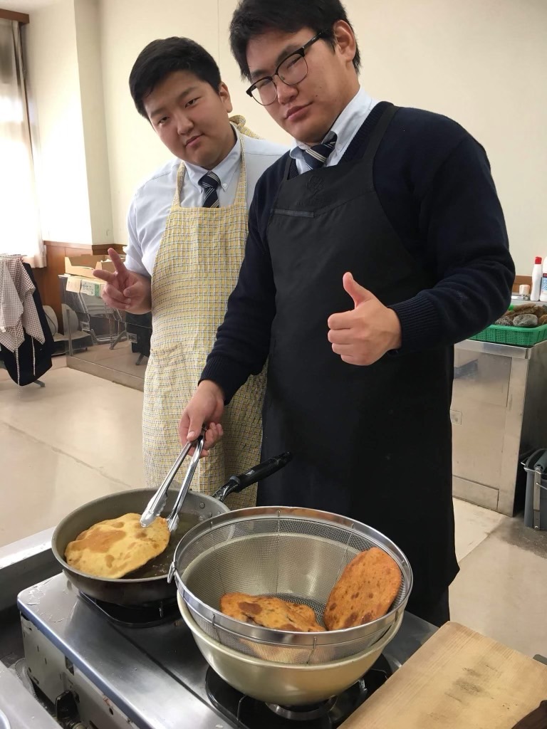 柏日体高時代の家庭科の調理実習で、ポーズを取る豊昇龍（右）と朝白龍（朝白龍提供）