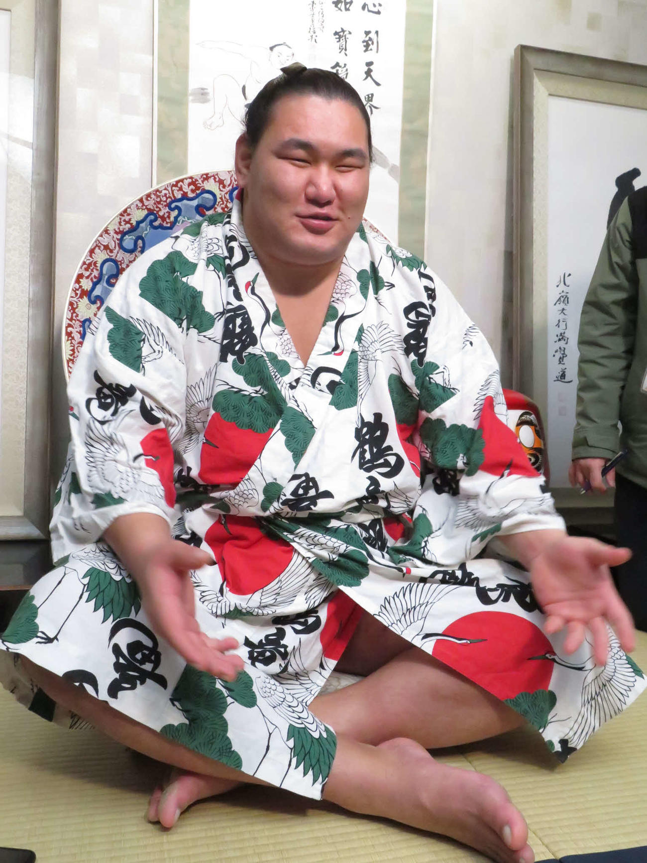 笑顔を見せながら報道陣の取材に応じた豊昇龍