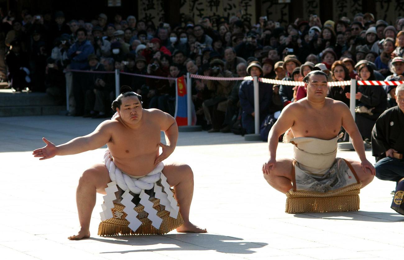 雲竜型の土俵入りを披露する横綱朝青龍（2003年1月撮影）