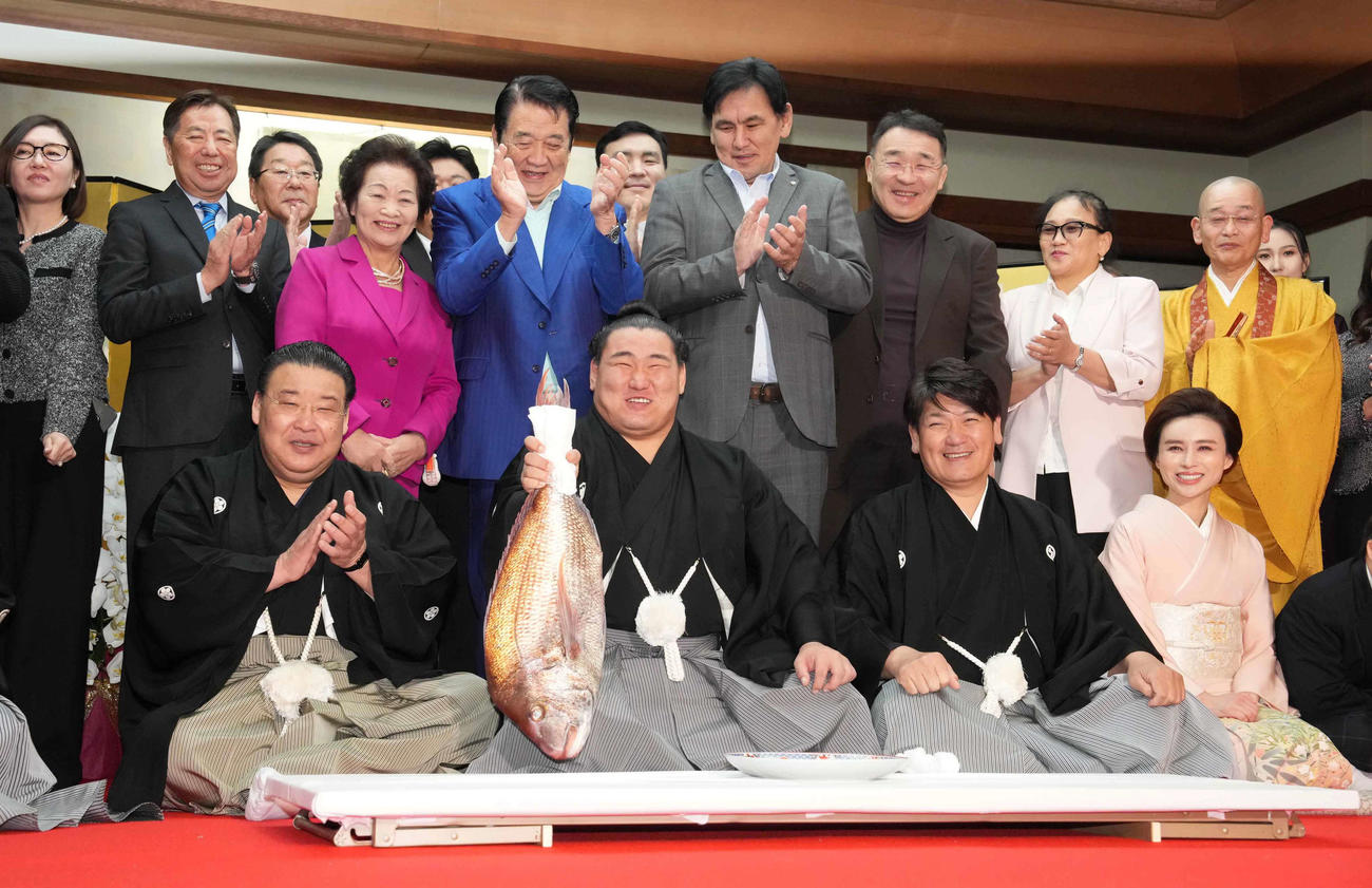 横綱昇進伝達式を終えた豊昇龍（前列中央）はお祝いのタイを手に記念撮影に臨む（撮影・小沢裕）