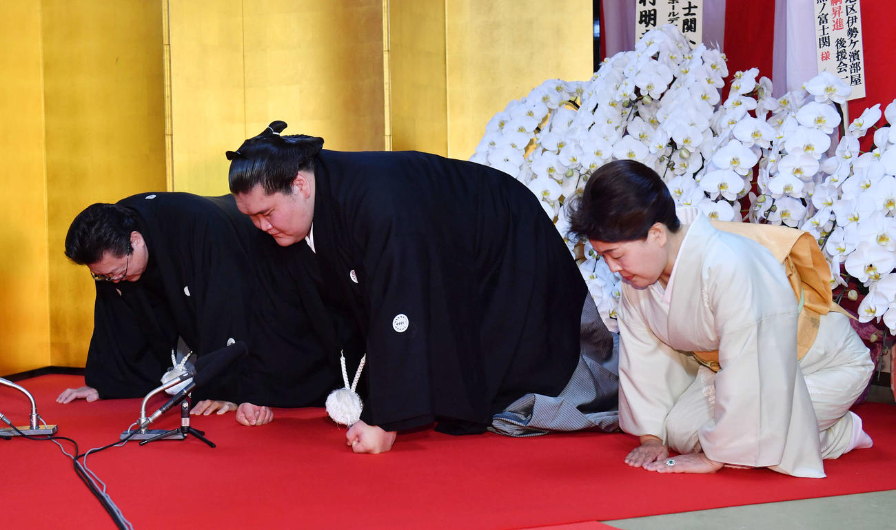 横綱昇進伝達式で口上を述べる照ノ富士(中央)（2021年7月撮影）