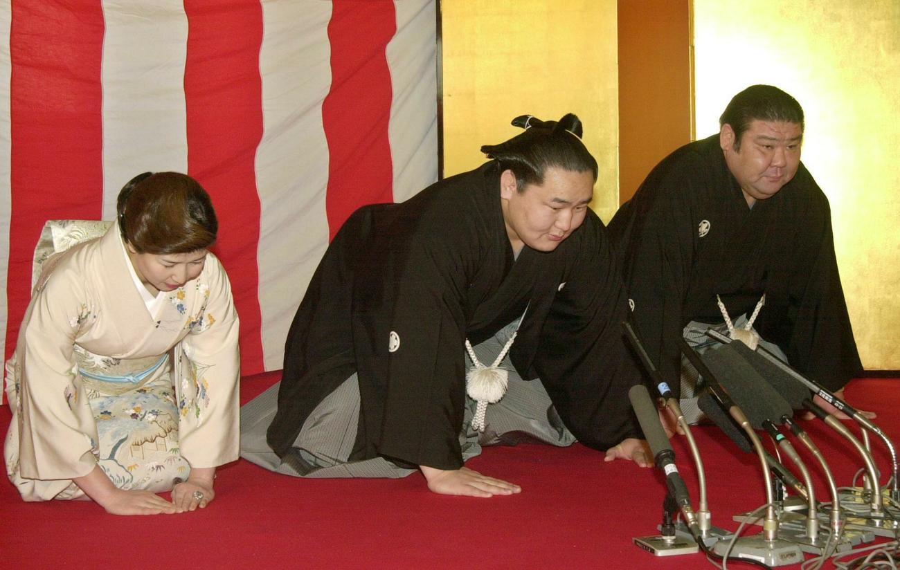 横綱としての決意を語る朝青龍（2003年1月撮影）
