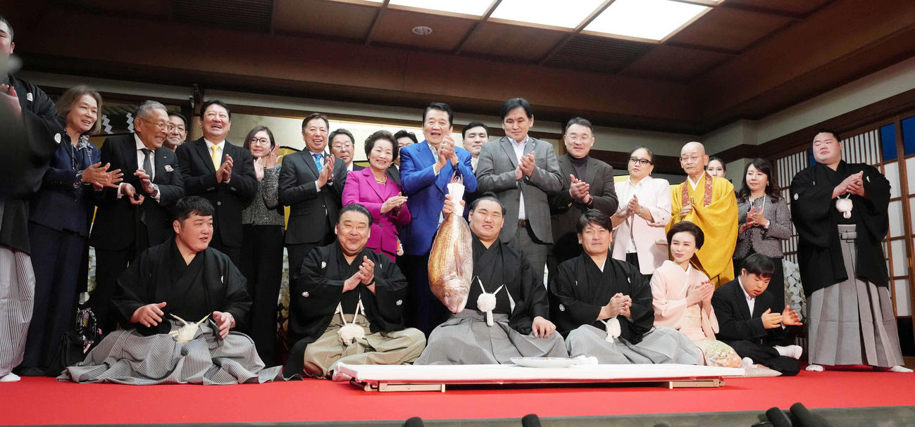 横綱昇進伝達式を終えた豊昇龍（前列中央）はお祝いのタイを手に家族らと記念撮影に臨む（撮影・小沢裕）