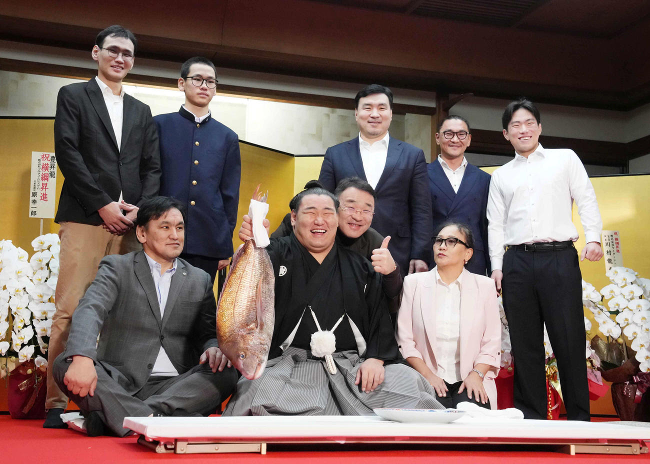 横綱昇進伝達式を終えた豊昇龍（前列中央）はお祝いのタイを手に家族らと記念撮影に臨む（撮影・小沢裕）