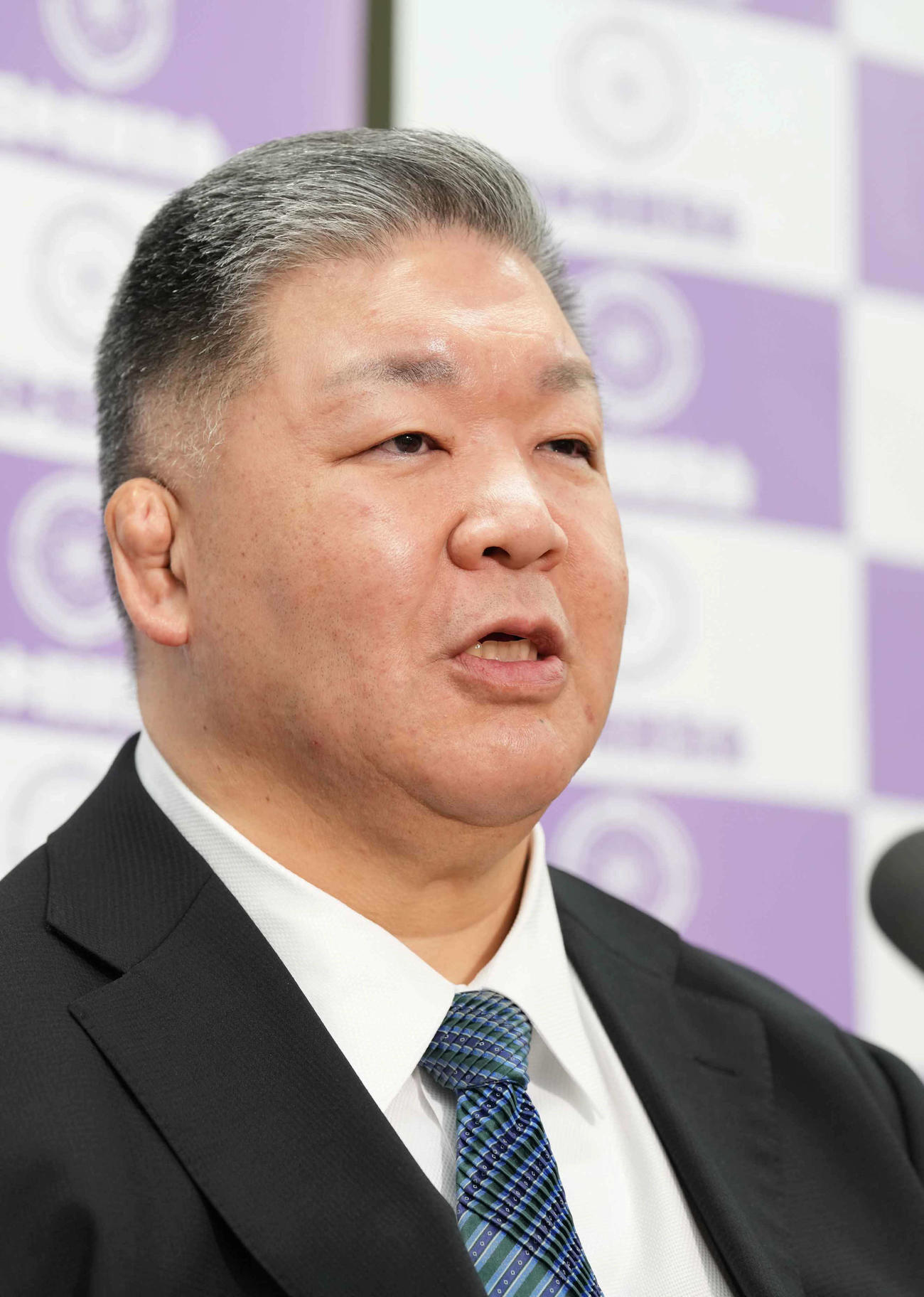 春場所での新十両昇進が決まり会見する大辻の師匠の高田川親方（撮影・小沢裕）