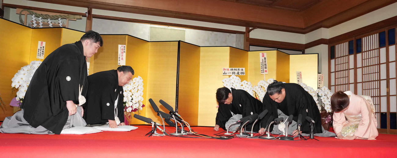 横綱昇進伝達式で口上を述べる豊昇龍。左は立浪親方、右はおかみの舞美さん。手前左から使者の大鳴戸委員、境川理事（撮影・小沢裕）