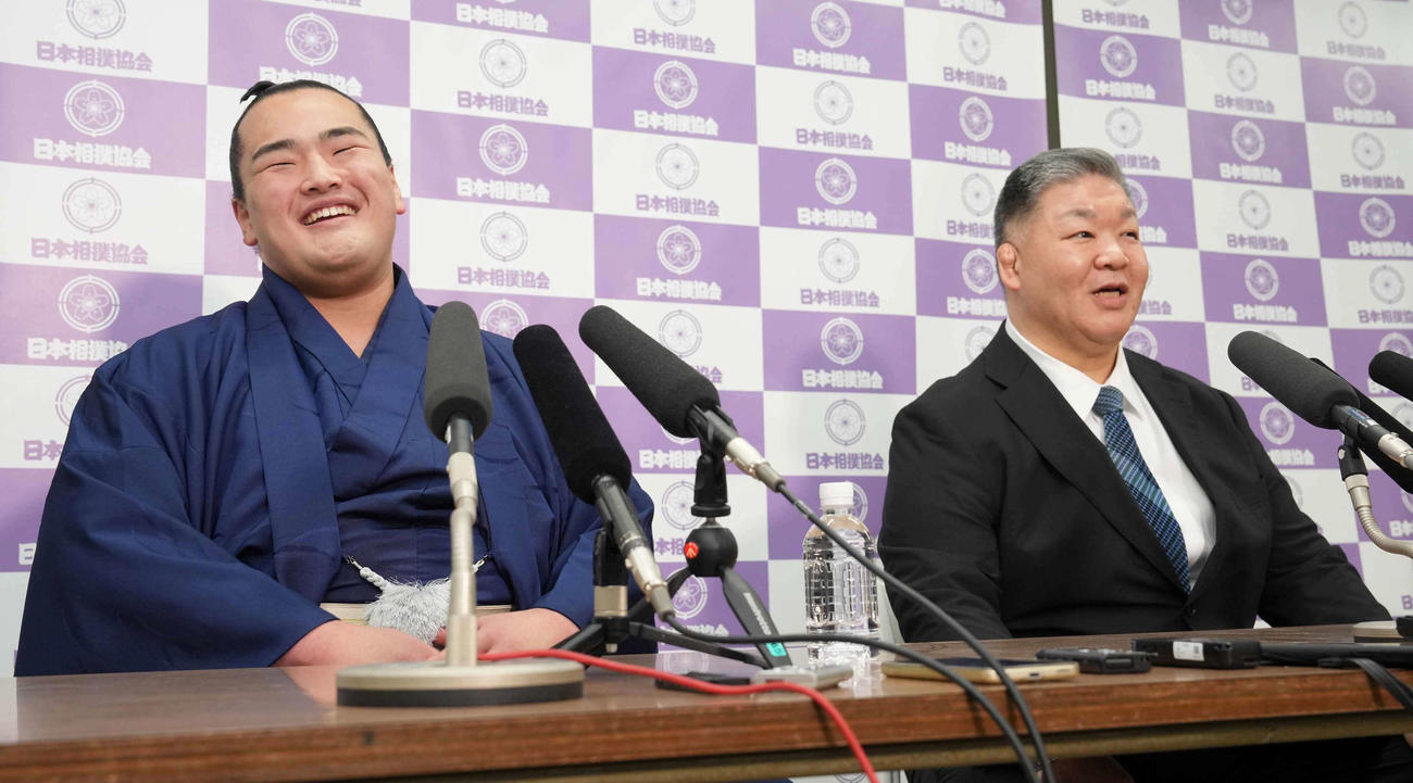 春場所での新十両昇進が決まり会見する大辻。右は師匠の高田川親方（撮影・小沢裕）