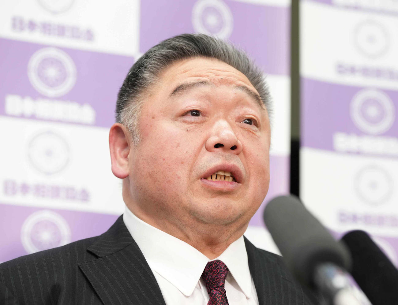 春場所で昇進する若ノ勝の新十両会見に臨む師匠の常盤山親方（撮影・小沢裕）