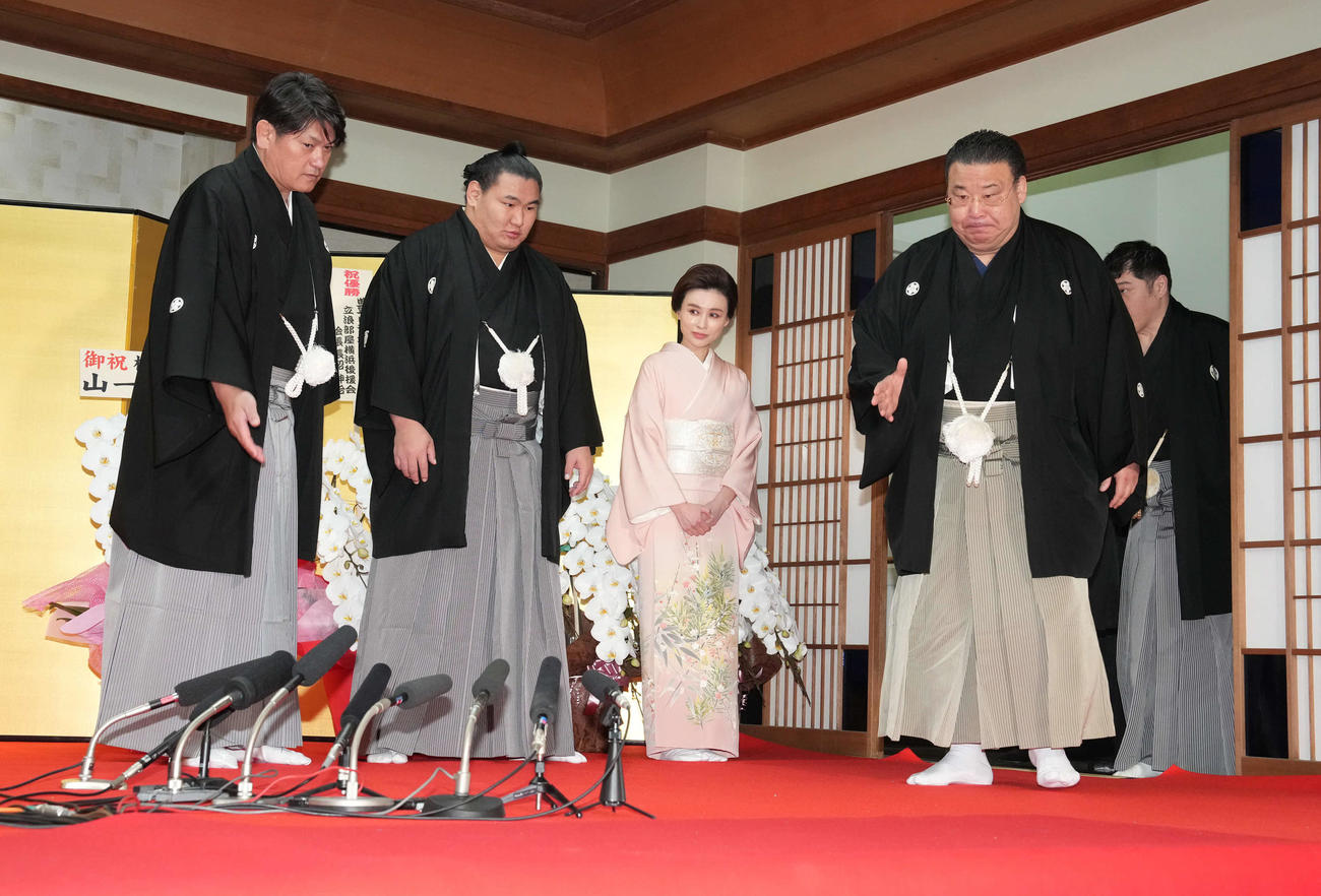 横綱昇進伝達式に到着した、右から大鳴戸委員、境川理事を出迎える、左から立浪親方、豊昇龍、おかみの舞美さん（撮影・小沢裕）