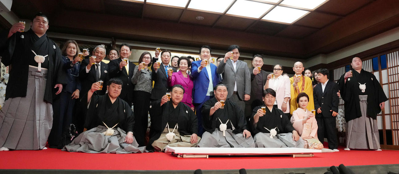横綱昇進伝達式を終えた豊昇龍（前列中央）は出席者らとビールで乾杯する（撮影・小沢裕）