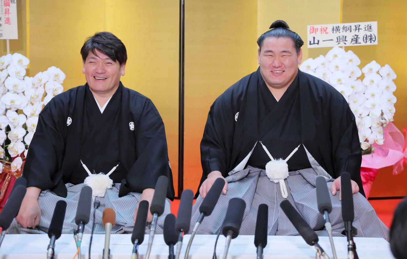 横綱昇進伝達式を終え記者会見する師匠の立浪親方（左）と豊昇龍