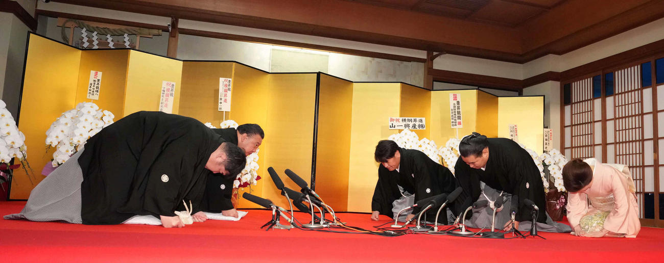 横綱昇進伝達式で口上を述べる豊昇龍。左は立浪親方、右はおかみの舞美さん。手前左から使者の大鳴戸委員、境川理事（撮影・小沢裕）