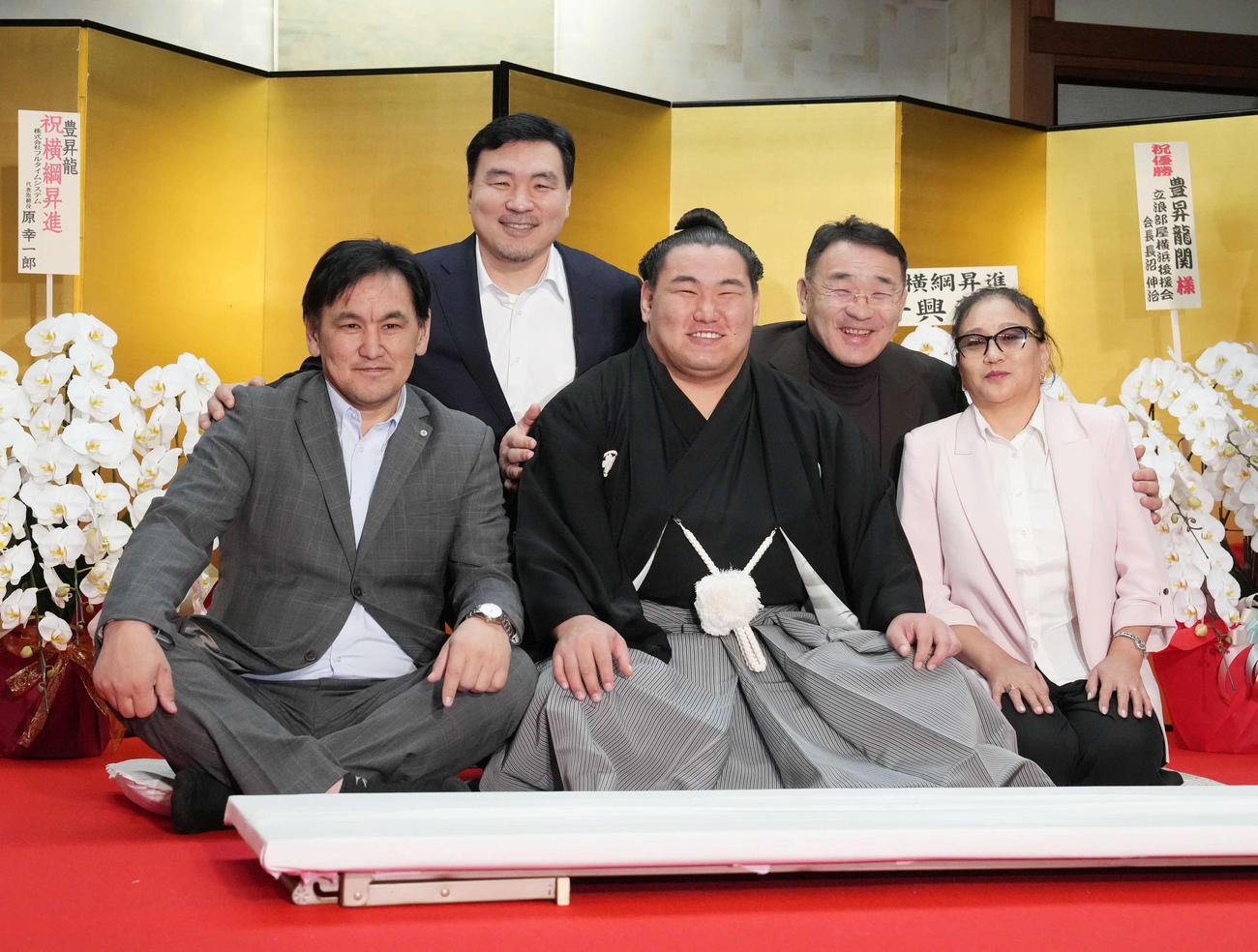横綱昇進伝達式を終えた豊昇龍は父スガラグチャーさん（左）、母ナルマンダフさん（右）、後列左からセルジブデさん（元新日本プロレスのブルー・ウルフ）、スミヤバザルさん（撮影・小沢裕）