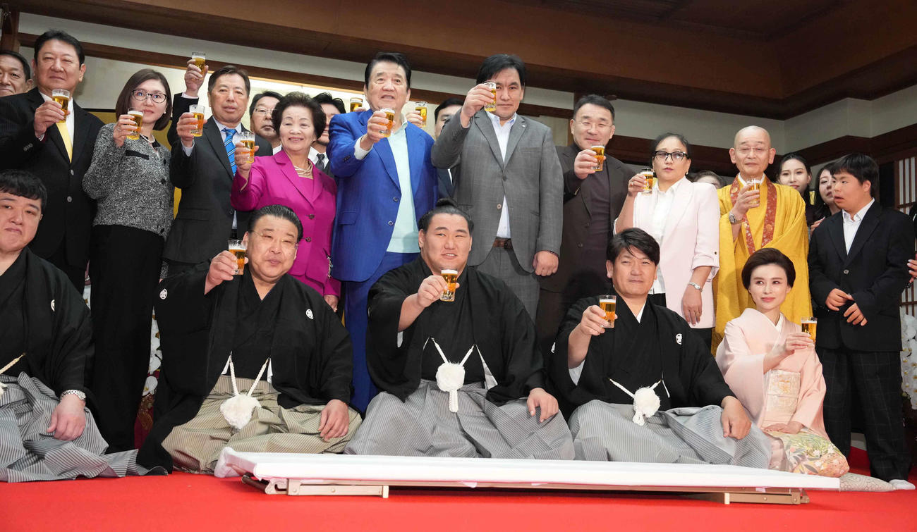 横綱昇進伝達式を終えビールで乾杯する、前列左から使者の大鳴戸委員、境川理事、豊昇龍、立浪親方、おかみの舞美さんと出席者たち（撮影・小沢裕）