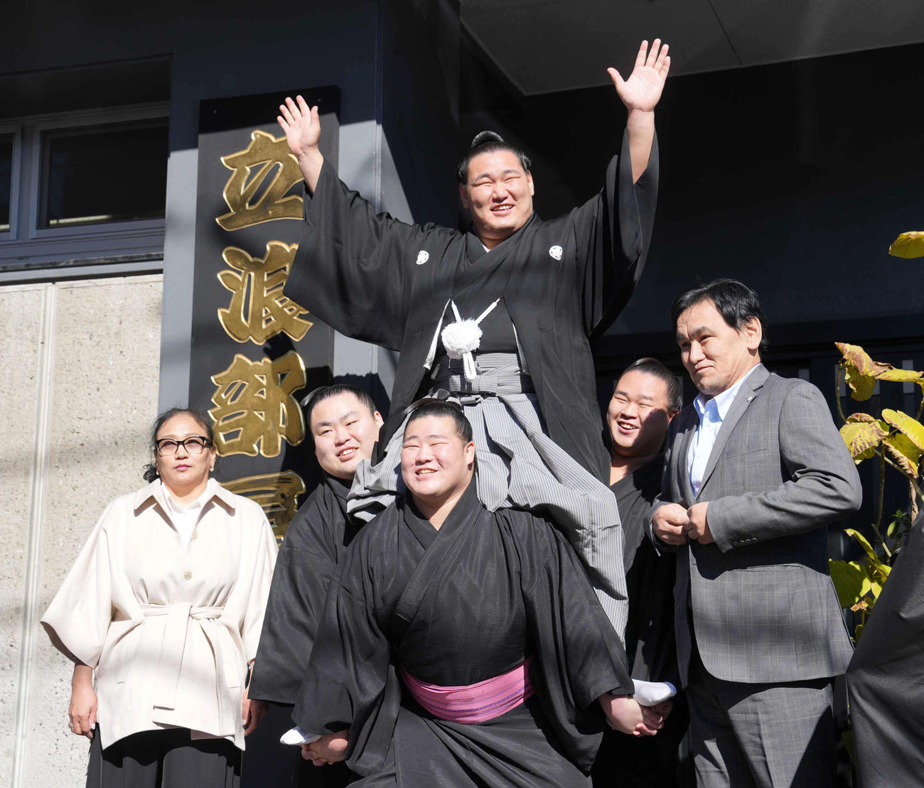 横綱昇進伝達式を終え弟子たちが作った騎馬上でバンザイする横綱豊昇龍。左は母ナルマンダフさん、右は父スガラグチャーさん（撮影・小沢裕）