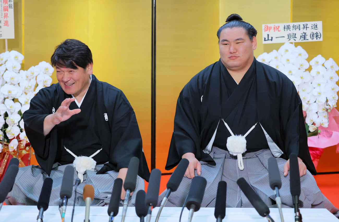 横綱昇進伝達式を終え記者会見する師匠の立浪親方（左）と豊昇龍