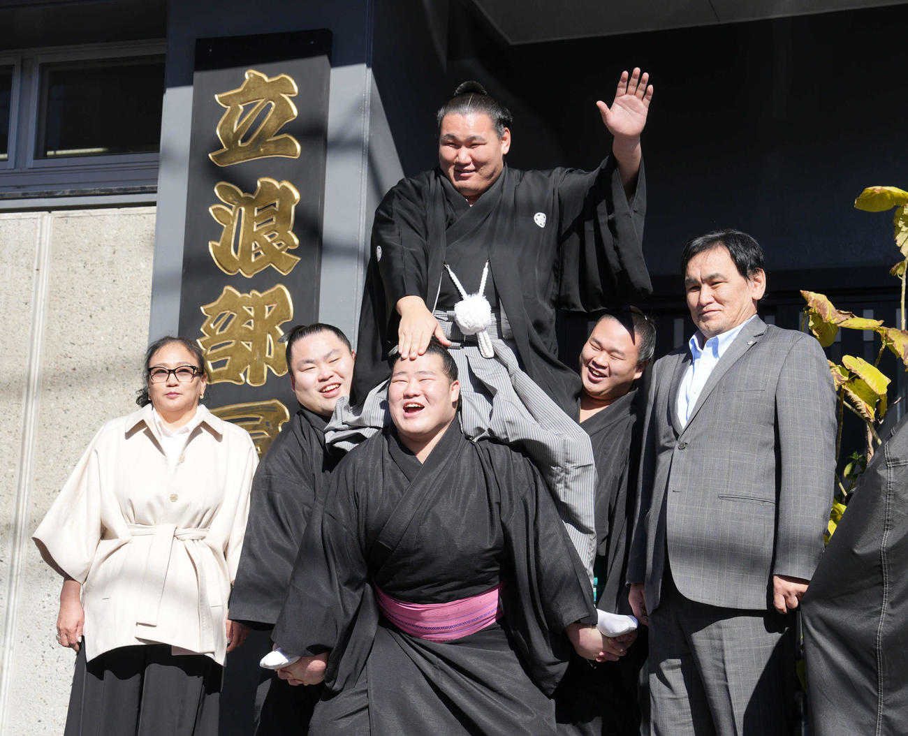 横綱昇進伝達式を終え、左から北洋山、春雷、一翔らが作った騎馬上でおどける横綱豊昇龍。左は母ナルマンダフさん、右は父スガラグチャーさん（撮影・小沢裕）