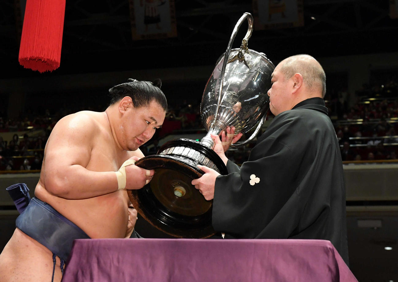 26日、八角理事長（右）から優勝賜盃を授与される大関豊昇龍