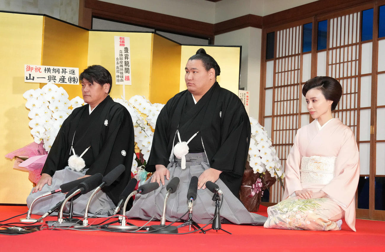 横綱昇進伝達式で使者から昇進の報告を受ける豊昇龍。左は師匠の立浪親方、右はおかみの舞美さん（撮影・小沢裕）