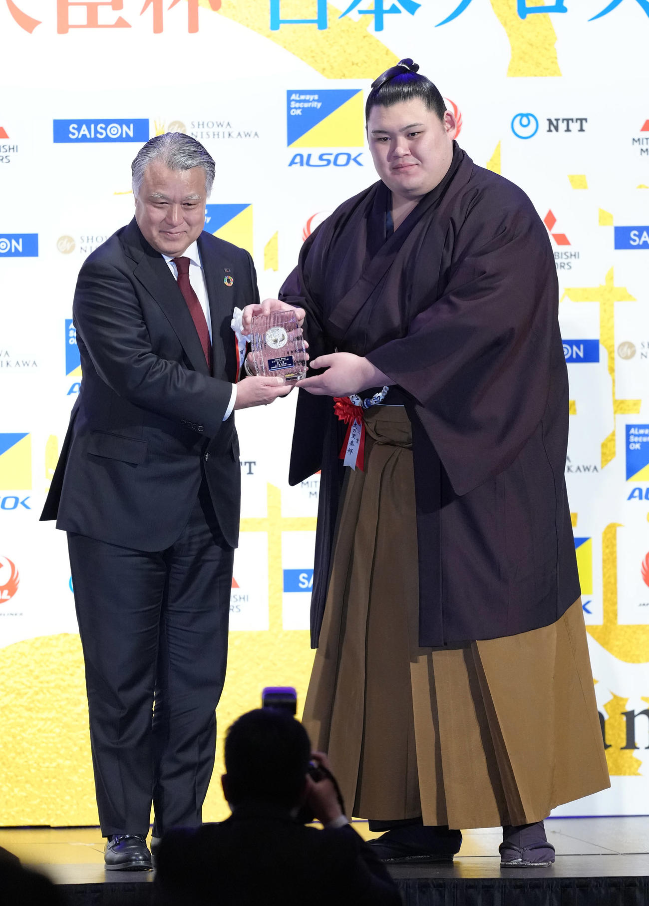 新人賞を受賞した大相撲の大の里（右）。左は田嶋氏（撮影・足立雅史）