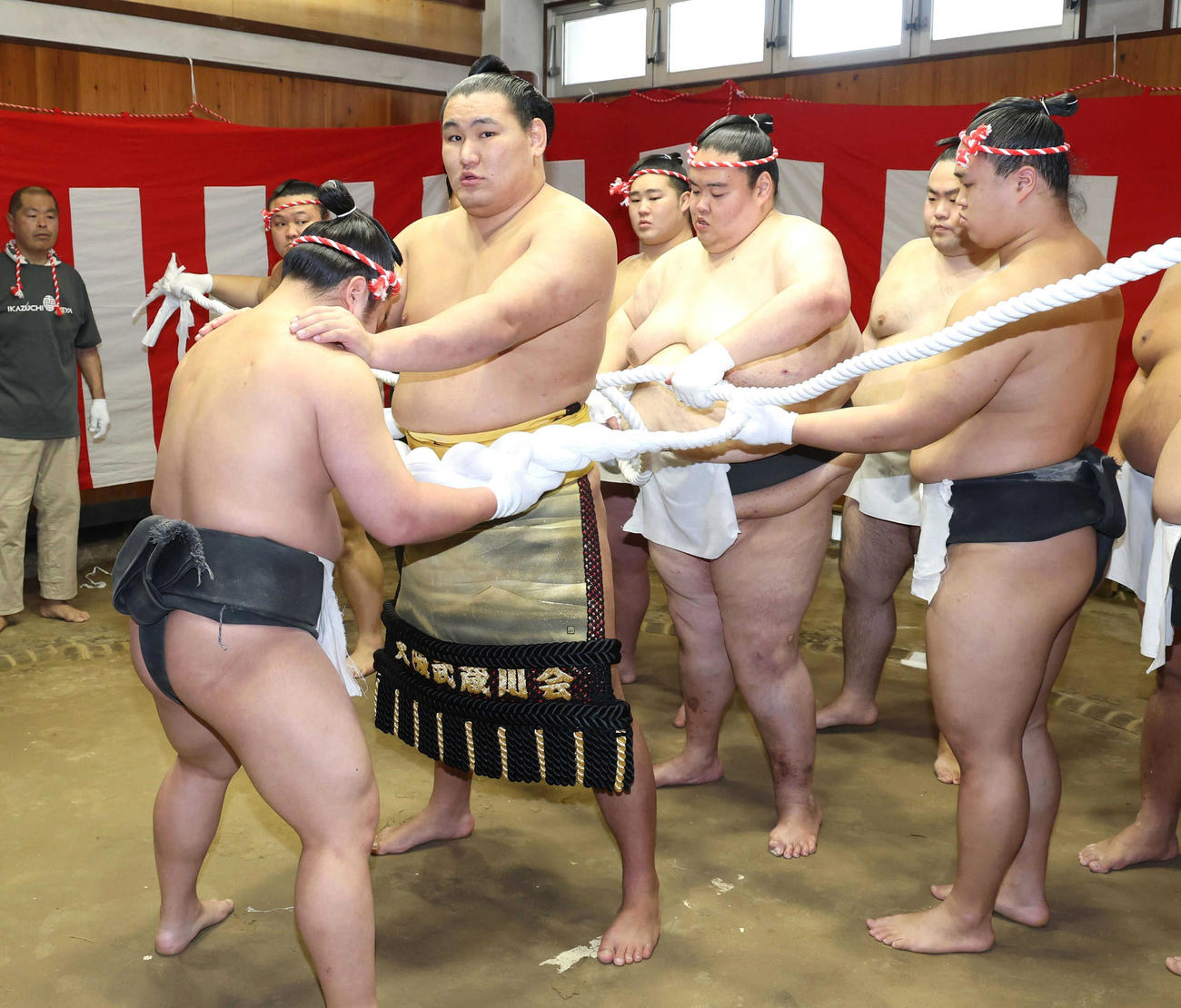 綱締めする新横綱豊昇龍（左から2人目）（代表撮影）