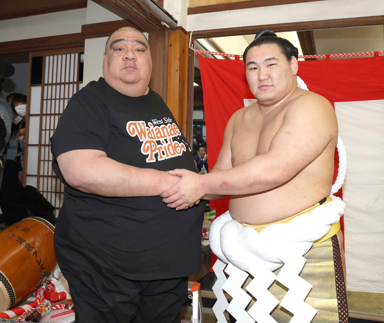 土俵入りの練習を終えて武蔵川親方（左）と握手を交わす新横綱豊昇龍（代表撮影）