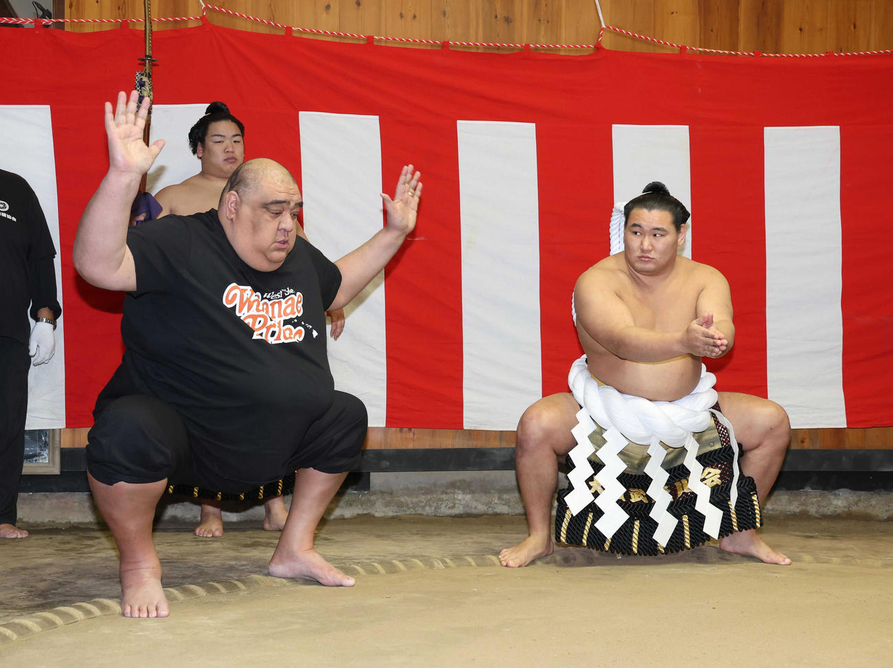 武蔵川親方（左）から横綱土俵入りの指導を受ける新横綱豊昇龍（代表撮影）
