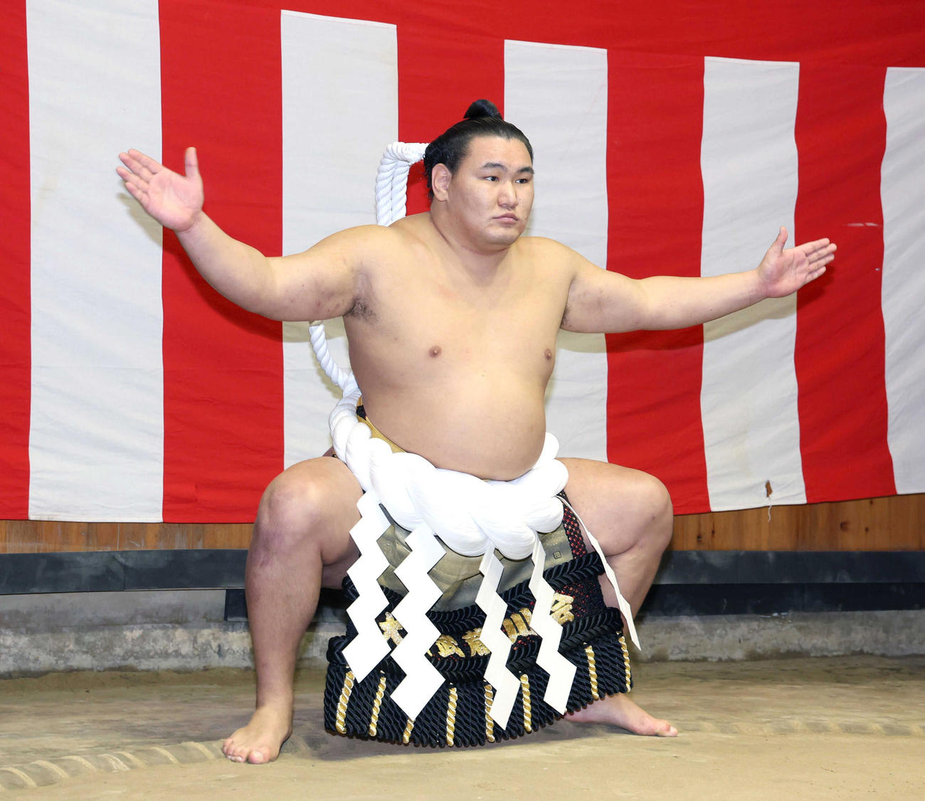 土俵入りの練習に臨む新横綱豊昇龍（代表撮影）