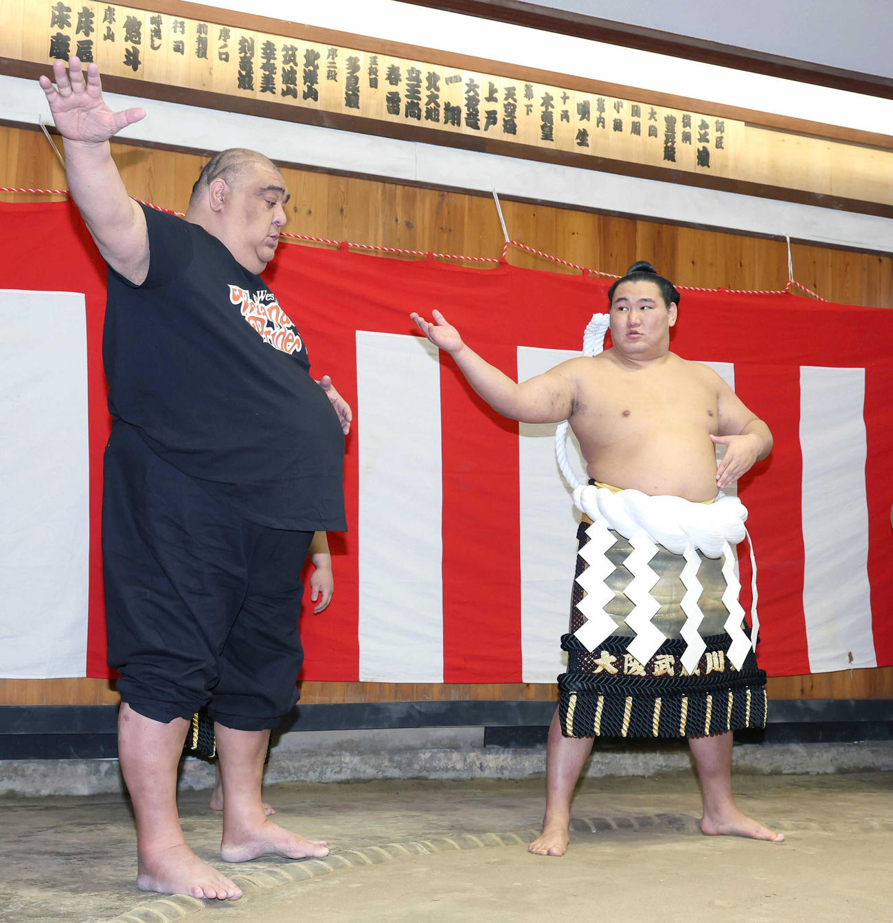 武蔵川親方（左）から横綱土俵入りの指導を受ける新横綱豊昇龍（代表撮影）
