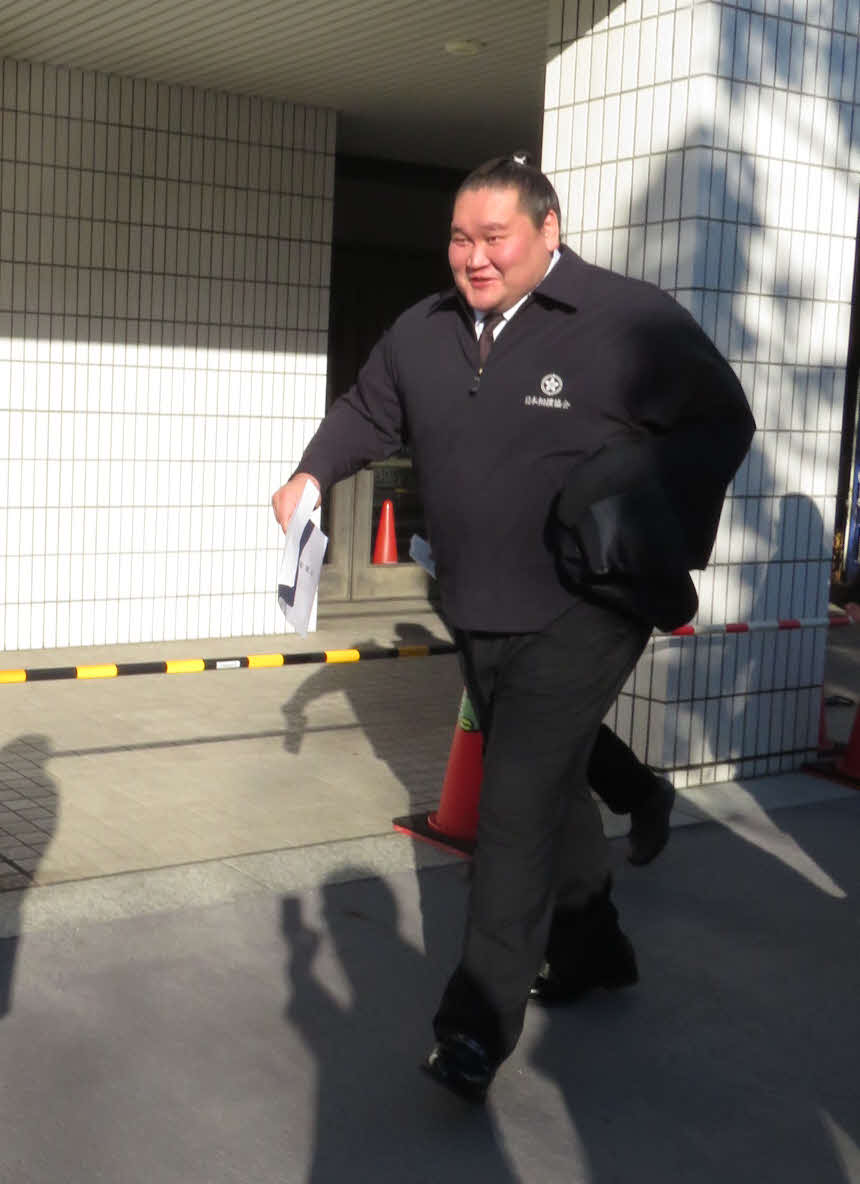 親方初仕事の年寄総会を終え、購入したばかりのスーツの上から配布されたジャンパーを着て足早に帰途に就く照ノ富士親方