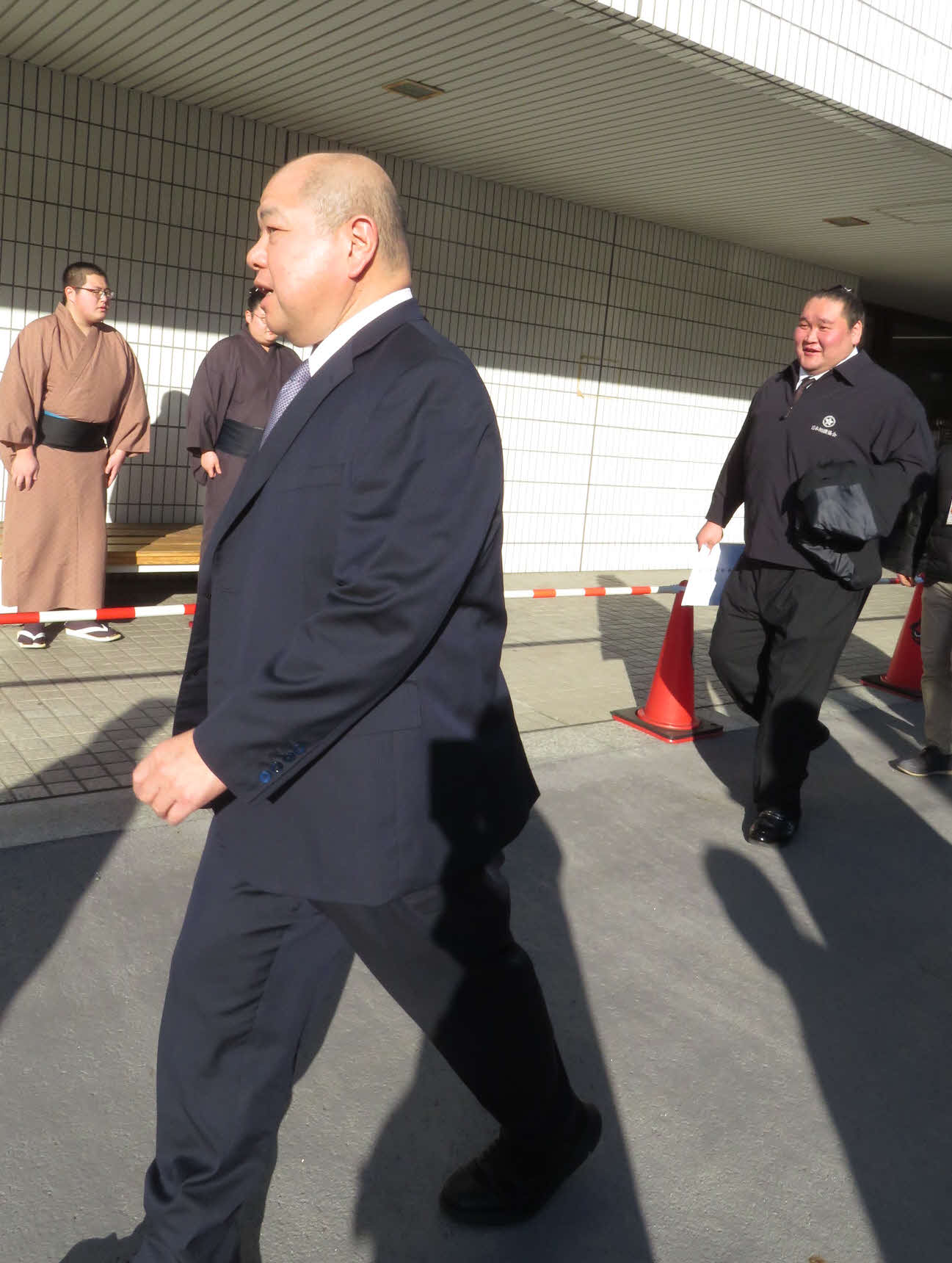 親方初仕事の年寄総会を終えた照ノ富士親方（右端）は、八角理事長（手前）を見つけて後方からあいさつした