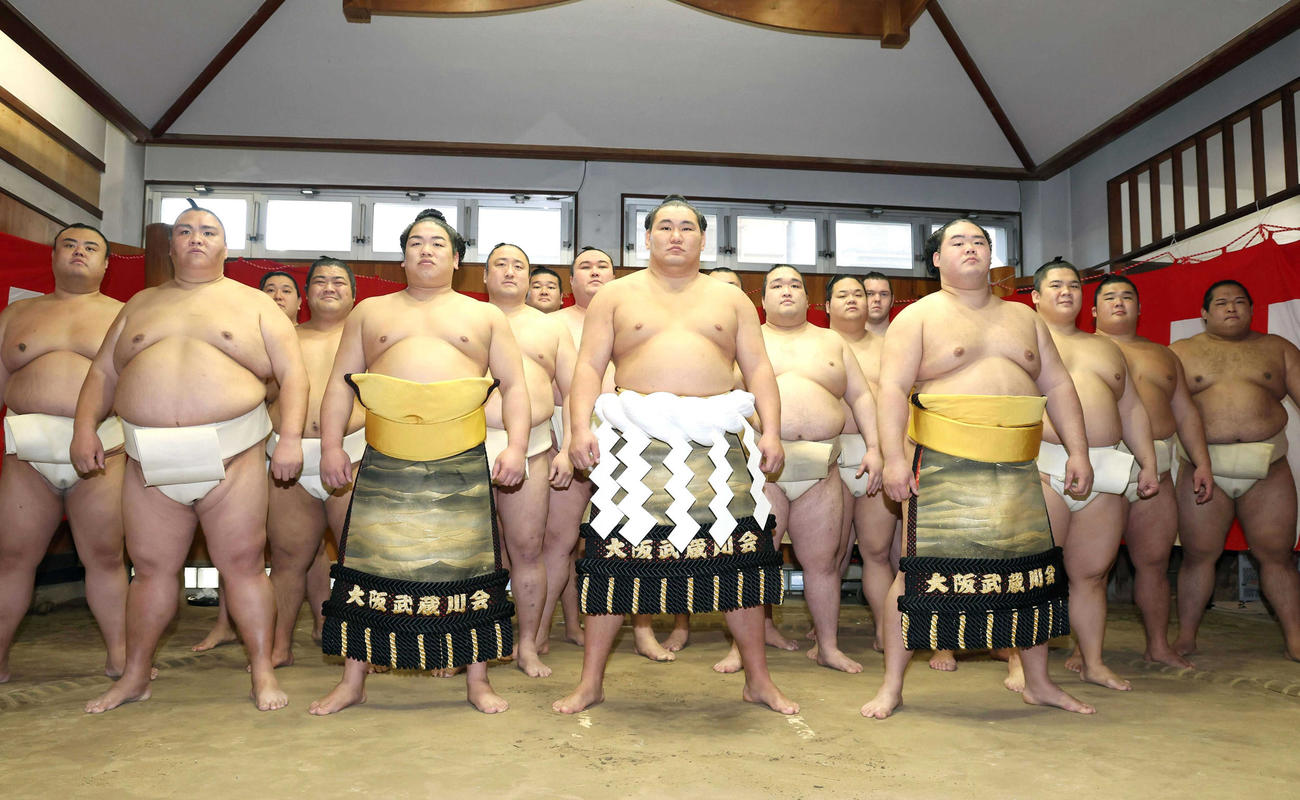 記念撮影をする新横綱豊昇龍（中央）（代表撮影）