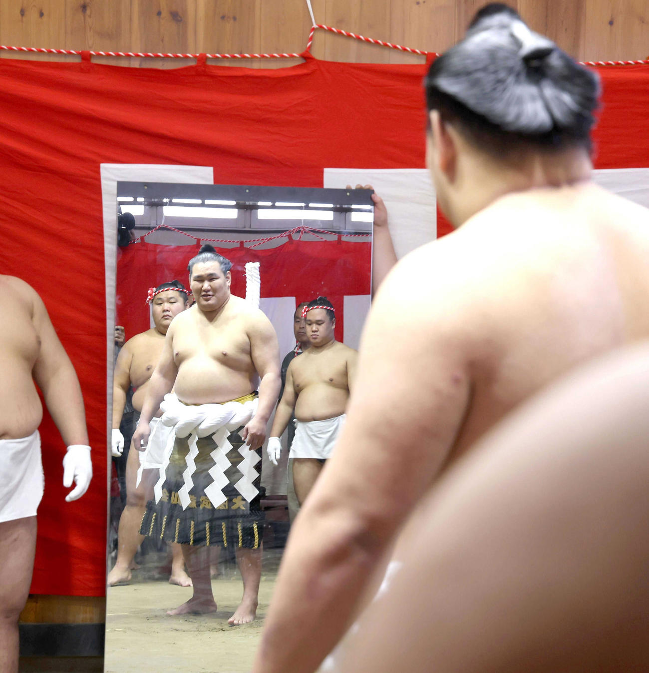 綱締めを終えた後、鏡で立ち姿を確認する新横綱豊昇龍（代表撮影）