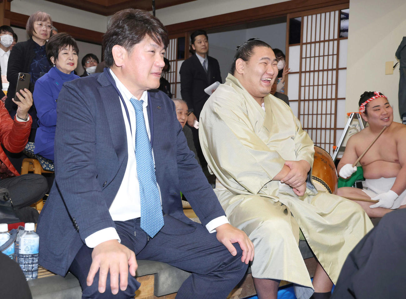 立浪親方（左）と綱締めの様子を見つめる新横綱豊昇龍（代表撮影）